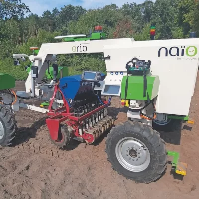 Robot Naïo Orio dans un champ