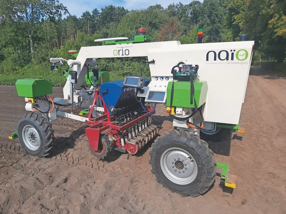 Robot Naïo Orio dans un champ